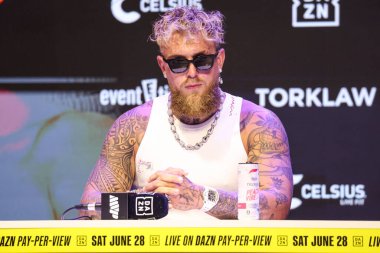 Amerikalı profesyonel boksör ve aktör Jake 'El Gallo de Dorado' Paul, 14 Mayıs 2025 'te Hollywood, Los Angeles, Kaliforniya, ABD' de düzenlenen Jake Paul - Julio Cesar Chavez Jr. Basın Konferansına katıldı..        