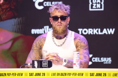 Amerikalı profesyonel boksör ve aktör Jake 'El Gallo de Dorado' Paul, 14 Mayıs 2025 'te Hollywood, Los Angeles, Kaliforniya, ABD' de düzenlenen Jake Paul - Julio Cesar Chavez Jr. Basın Konferansına katıldı..        