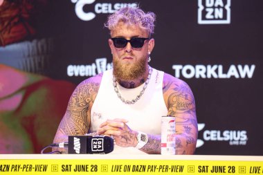 Amerikalı profesyonel boksör ve aktör Jake 'El Gallo de Dorado' Paul, 14 Mayıs 2025 'te Hollywood, Los Angeles, Kaliforniya, ABD' de düzenlenen Jake Paul - Julio Cesar Chavez Jr. Basın Konferansına katıldı..        