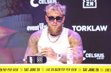 Amerikalı profesyonel boksör ve aktör Jake 'El Gallo de Dorado' Paul, 14 Mayıs 2025 'te Hollywood, Los Angeles, Kaliforniya, ABD' de düzenlenen Jake Paul - Julio Cesar Chavez Jr. Basın Konferansına katıldı..         