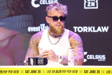 Amerikalı profesyonel boksör ve aktör Jake 'El Gallo de Dorado' Paul, 14 Mayıs 2025 'te Hollywood, Los Angeles, Kaliforniya, ABD' de düzenlenen Jake Paul - Julio Cesar Chavez Jr. Basın Konferansına katıldı..        