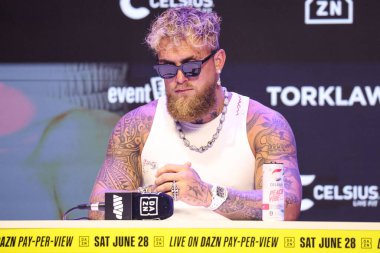 Amerikalı profesyonel boksör ve aktör Jake 'El Gallo de Dorado' Paul, 14 Mayıs 2025 'te Hollywood, Los Angeles, Kaliforniya, ABD' de düzenlenen Jake Paul - Julio Cesar Chavez Jr. Basın Konferansına katıldı..         