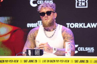 Amerikalı profesyonel boksör ve aktör Jake 'El Gallo de Dorado' Paul, 14 Mayıs 2025 'te Hollywood, Los Angeles, Kaliforniya, ABD' de düzenlenen Jake Paul - Julio Cesar Chavez Jr. Basın Konferansına katıldı..        