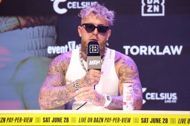 Amerikalı profesyonel boksör ve aktör Jake 'El Gallo de Dorado' Paul, 14 Mayıs 2025 'te Hollywood, Los Angeles, Kaliforniya, ABD' de düzenlenen Jake Paul - Julio Cesar Chavez Jr. Basın Konferansına katıldı..         