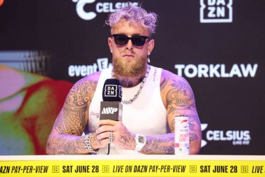 Amerikalı profesyonel boksör ve aktör Jake 'El Gallo de Dorado' Paul, 14 Mayıs 2025 'te Hollywood, Los Angeles, Kaliforniya, ABD' de düzenlenen Jake Paul - Julio Cesar Chavez Jr. Basın Konferansına katıldı..         