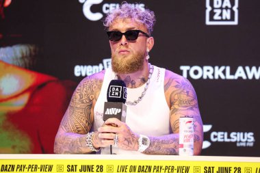 Amerikalı profesyonel boksör ve aktör Jake 'El Gallo de Dorado' Paul, 14 Mayıs 2025 'te Hollywood, Los Angeles, Kaliforniya, ABD' de düzenlenen Jake Paul - Julio Cesar Chavez Jr. Basın Konferansına katıldı..        