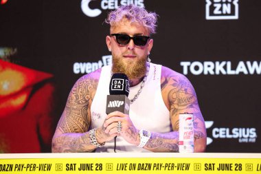 Amerikalı profesyonel boksör ve aktör Jake 'El Gallo de Dorado' Paul, 14 Mayıs 2025 'te Hollywood, Los Angeles, Kaliforniya, ABD' de düzenlenen Jake Paul - Julio Cesar Chavez Jr. Basın Konferansına katıldı..        