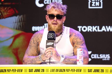 Amerikalı profesyonel boksör ve aktör Jake 'El Gallo de Dorado' Paul, 14 Mayıs 2025 'te Hollywood, Los Angeles, Kaliforniya, ABD' de düzenlenen Jake Paul - Julio Cesar Chavez Jr. Basın Konferansına katıldı..        
