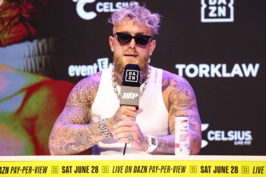 Amerikalı profesyonel boksör ve aktör Jake 'El Gallo de Dorado' Paul, 14 Mayıs 2025 'te Hollywood, Los Angeles, Kaliforniya, ABD' de düzenlenen Jake Paul - Julio Cesar Chavez Jr. Basın Konferansına katıldı..        