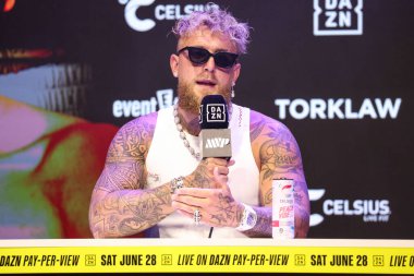 Amerikalı profesyonel boksör ve aktör Jake 'El Gallo de Dorado' Paul, 14 Mayıs 2025 'te Hollywood, Los Angeles, Kaliforniya, ABD' de düzenlenen Jake Paul - Julio Cesar Chavez Jr. Basın Konferansına katıldı..        