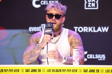 Amerikalı profesyonel boksör ve aktör Jake 'El Gallo de Dorado' Paul, 14 Mayıs 2025 'te Hollywood, Los Angeles, Kaliforniya, ABD' de düzenlenen Jake Paul - Julio Cesar Chavez Jr. Basın Konferansına katıldı..        