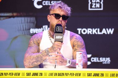 Amerikalı profesyonel boksör ve aktör Jake 'El Gallo de Dorado' Paul, 14 Mayıs 2025 'te Hollywood, Los Angeles, Kaliforniya, ABD' de düzenlenen Jake Paul - Julio Cesar Chavez Jr. Basın Konferansına katıldı..         