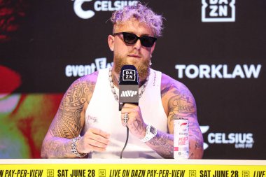 Amerikalı profesyonel boksör ve aktör Jake 'El Gallo de Dorado' Paul, 14 Mayıs 2025 'te Hollywood, Los Angeles, Kaliforniya, ABD' de düzenlenen Jake Paul - Julio Cesar Chavez Jr. Basın Konferansına katıldı..         