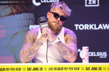 Amerikalı profesyonel boksör ve aktör Jake 'El Gallo de Dorado' Paul, 14 Mayıs 2025 'te Hollywood, Los Angeles, Kaliforniya, ABD' de düzenlenen Jake Paul - Julio Cesar Chavez Jr. Basın Konferansına katıldı..        