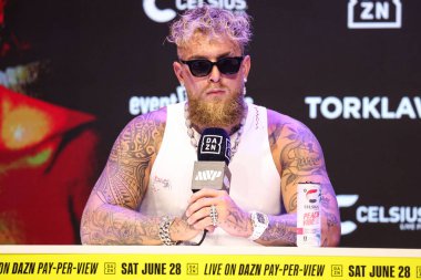 Amerikalı profesyonel boksör ve aktör Jake 'El Gallo de Dorado' Paul, 14 Mayıs 2025 'te Hollywood, Los Angeles, Kaliforniya, ABD' de düzenlenen Jake Paul - Julio Cesar Chavez Jr. Basın Konferansına katıldı..         