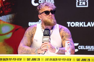 Amerikalı profesyonel boksör ve aktör Jake 'El Gallo de Dorado' Paul, 14 Mayıs 2025 'te Hollywood, Los Angeles, Kaliforniya, ABD' de düzenlenen Jake Paul - Julio Cesar Chavez Jr. Basın Konferansına katıldı..        