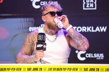Amerikalı profesyonel boksör ve aktör Jake 'El Gallo de Dorado' Paul, 14 Mayıs 2025 'te Hollywood, Los Angeles, Kaliforniya, ABD' de düzenlenen Jake Paul - Julio Cesar Chavez Jr. Basın Konferansına katıldı..        