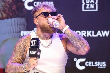 Amerikalı profesyonel boksör ve aktör Jake 'El Gallo de Dorado' Paul, 14 Mayıs 2025 'te Hollywood, Los Angeles, Kaliforniya, ABD' de düzenlenen Jake Paul - Julio Cesar Chavez Jr. Basın Konferansına katıldı..        