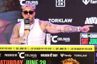 Amerikalı profesyonel boksör ve aktör Jake 'El Gallo de Dorado' Paul, 14 Mayıs 2025 'te Hollywood, Los Angeles, Kaliforniya, ABD' de düzenlenen Jake Paul - Julio Cesar Chavez Jr. Basın Konferansına katıldı..        