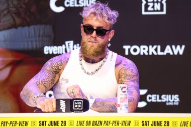 Amerikalı profesyonel boksör ve aktör Jake 'El Gallo de Dorado' Paul, 14 Mayıs 2025 'te Hollywood, Los Angeles, Kaliforniya, ABD' de düzenlenen Jake Paul - Julio Cesar Chavez Jr. Basın Konferansına katıldı..        