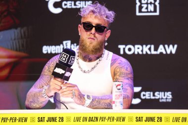 Amerikalı profesyonel boksör ve aktör Jake 'El Gallo de Dorado' Paul, 14 Mayıs 2025 'te Hollywood, Los Angeles, Kaliforniya, ABD' de düzenlenen Jake Paul - Julio Cesar Chavez Jr. Basın Konferansına katıldı..        