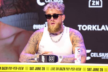 Amerikalı profesyonel boksör ve aktör Jake 'El Gallo de Dorado' Paul, 14 Mayıs 2025 'te Hollywood, Los Angeles, Kaliforniya, ABD' de düzenlenen Jake Paul - Julio Cesar Chavez Jr. Basın Konferansına katıldı..        