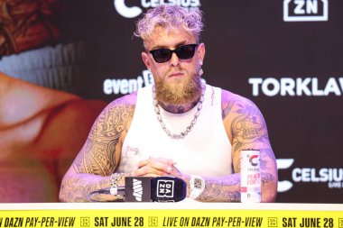 Amerikalı profesyonel boksör ve aktör Jake 'El Gallo de Dorado' Paul, 14 Mayıs 2025 'te Hollywood, Los Angeles, Kaliforniya, ABD' de düzenlenen Jake Paul - Julio Cesar Chavez Jr. Basın Konferansına katıldı..         