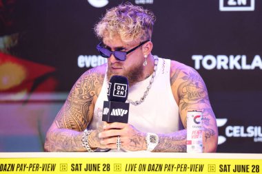 Amerikalı profesyonel boksör ve aktör Jake 'El Gallo de Dorado' Paul, 14 Mayıs 2025 'te Hollywood, Los Angeles, Kaliforniya, ABD' de düzenlenen Jake Paul - Julio Cesar Chavez Jr. Basın Konferansına katıldı..         