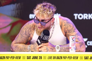 Amerikalı profesyonel boksör ve aktör Jake 'El Gallo de Dorado' Paul, 14 Mayıs 2025 'te Hollywood, Los Angeles, Kaliforniya, ABD' de düzenlenen Jake Paul - Julio Cesar Chavez Jr. Basın Konferansına katıldı..        