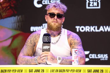 Amerikalı profesyonel boksör ve aktör Jake 'El Gallo de Dorado' Paul, 14 Mayıs 2025 'te Hollywood, Los Angeles, Kaliforniya, ABD' de düzenlenen Jake Paul - Julio Cesar Chavez Jr. Basın Konferansına katıldı..        