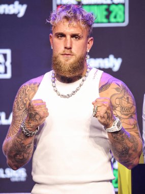 Amerikalı profesyonel boksör ve aktör Jake 'El Gallo de Dorado' Paul, 14 Mayıs 2025 'te Hollywood, Los Angeles, Kaliforniya, ABD' de düzenlenen Jake Paul - Julio Cesar Chavez Jr. Basın Konferansına katıldı..        