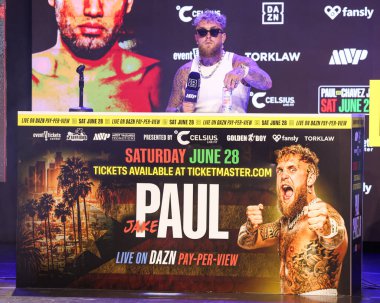Amerikalı profesyonel boksör ve aktör Jake 'El Gallo de Dorado' Paul, 14 Mayıs 2025 'te Hollywood, Los Angeles, Kaliforniya, ABD' de düzenlenen Jake Paul - Julio Cesar Chavez Jr. Basın Konferansına katıldı..        