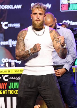 Amerikalı profesyonel boksör ve aktör Jake 'El Gallo de Dorado' Paul, 14 Mayıs 2025 'te Hollywood, Los Angeles, Kaliforniya, ABD' de düzenlenen Jake Paul - Julio Cesar Chavez Jr. Basın Konferansına katıldı.. 