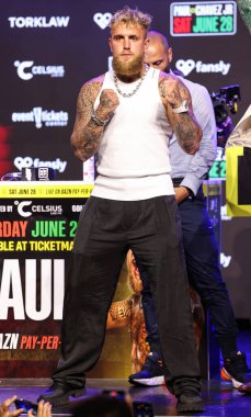 Amerikalı profesyonel boksör ve aktör Jake 'El Gallo de Dorado' Paul, 14 Mayıs 2025 'te Hollywood, Los Angeles, Kaliforniya, ABD' de düzenlenen Jake Paul - Julio Cesar Chavez Jr. Basın Konferansına katıldı.. 