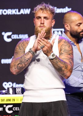 Amerikalı profesyonel boksör ve aktör Jake 'El Gallo de Dorado' Paul, 14 Mayıs 2025 'te Hollywood, Los Angeles, Kaliforniya, ABD' de düzenlenen Jake Paul - Julio Cesar Chavez Jr. Basın Konferansına katıldı.. 
