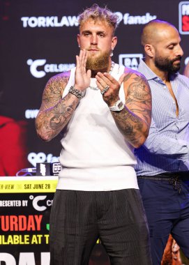 Amerikalı profesyonel boksör ve aktör Jake 'El Gallo de Dorado' Paul, 14 Mayıs 2025 'te Hollywood, Los Angeles, Kaliforniya, ABD' de düzenlenen Jake Paul - Julio Cesar Chavez Jr. Basın Konferansına katıldı.. 