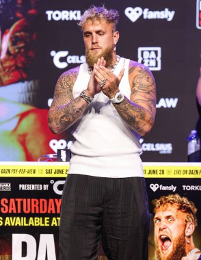 Amerikalı profesyonel boksör ve aktör Jake 'El Gallo de Dorado' Paul, 14 Mayıs 2025 'te Hollywood, Los Angeles, Kaliforniya, ABD' de düzenlenen Jake Paul - Julio Cesar Chavez Jr. Basın Konferansına katıldı..        