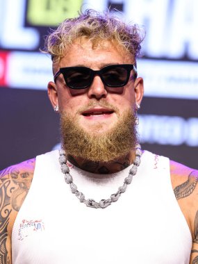 Amerikalı profesyonel boksör ve aktör Jake 'El Gallo de Dorado' Paul, 14 Mayıs 2025 'te Hollywood, Los Angeles, Kaliforniya, ABD' de düzenlenen Jake Paul - Julio Cesar Chavez Jr. Basın Konferansına katıldı..        