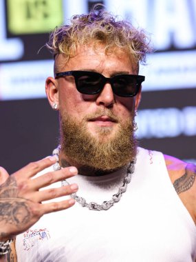 Amerikalı profesyonel boksör ve aktör Jake 'El Gallo de Dorado' Paul, 14 Mayıs 2025 'te Hollywood, Los Angeles, Kaliforniya, ABD' de düzenlenen Jake Paul - Julio Cesar Chavez Jr. Basın Konferansına katıldı..        