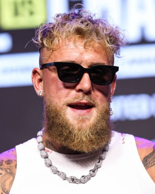 Amerikalı profesyonel boksör ve aktör Jake 'El Gallo de Dorado' Paul, 14 Mayıs 2025 'te Hollywood, Los Angeles, Kaliforniya, ABD' de düzenlenen Jake Paul - Julio Cesar Chavez Jr. Basın Konferansına katıldı..        