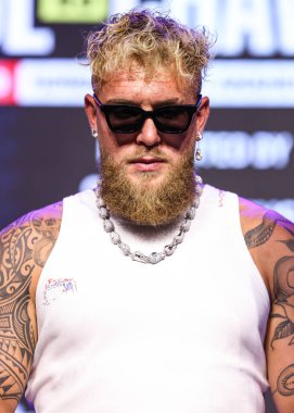 Amerikalı profesyonel boksör ve aktör Jake 'El Gallo de Dorado' Paul, 14 Mayıs 2025 'te Hollywood, Los Angeles, Kaliforniya, ABD' de düzenlenen Jake Paul - Julio Cesar Chavez Jr. Basın Konferansına katıldı..        