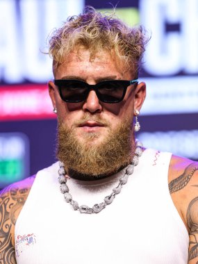 Amerikalı profesyonel boksör ve aktör Jake 'El Gallo de Dorado' Paul, 14 Mayıs 2025 'te Hollywood, Los Angeles, Kaliforniya, ABD' de düzenlenen Jake Paul - Julio Cesar Chavez Jr. Basın Konferansına katıldı..        
