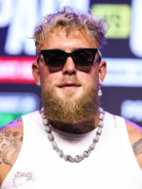Amerikalı profesyonel boksör ve aktör Jake 'El Gallo de Dorado' Paul, 14 Mayıs 2025 'te Hollywood, Los Angeles, Kaliforniya, ABD' de düzenlenen Jake Paul - Julio Cesar Chavez Jr. Basın Konferansına katıldı..         
