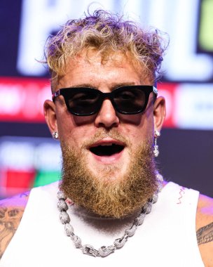 Amerikalı profesyonel boksör ve aktör Jake 'El Gallo de Dorado' Paul, 14 Mayıs 2025 'te Hollywood, Los Angeles, Kaliforniya, ABD' de düzenlenen Jake Paul - Julio Cesar Chavez Jr. Basın Konferansına katıldı..        