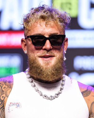 Amerikalı profesyonel boksör ve aktör Jake 'El Gallo de Dorado' Paul, 14 Mayıs 2025 'te Hollywood, Los Angeles, Kaliforniya, ABD' de düzenlenen Jake Paul - Julio Cesar Chavez Jr. Basın Konferansına katıldı..         