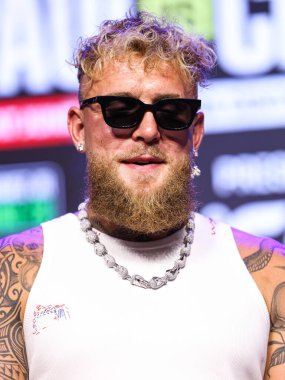 Amerikalı profesyonel boksör ve aktör Jake 'El Gallo de Dorado' Paul, 14 Mayıs 2025 'te Hollywood, Los Angeles, Kaliforniya, ABD' de düzenlenen Jake Paul - Julio Cesar Chavez Jr. Basın Konferansına katıldı..        