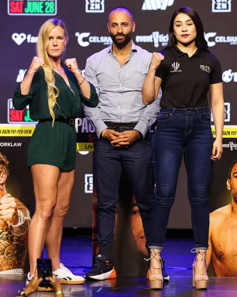 Holly Holm, Nakisa Bidarian ve Yolanda Vega 14 Mayıs 2025 'te Hollywood, Los Angeles, Kaliforniya, ABD' de düzenlenen Jake Paul - Julio Cesar Chavez Jr. Basın Konferansına katıldılar.. 