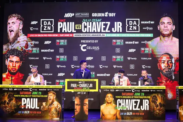 Jake 'El Gallo de Dorado' Paul, Chris Mannix, Julio Cesar Chavez Jr. ve Julio Cesar Chavez 14 Mayıs 2025 tarihinde Hollywood, Los Angeles, Kaliforniya, ABD 'de düzenlenen Jake Paul - Julio Cesar Chavez Jr. Basın Konferansına katıldılar.