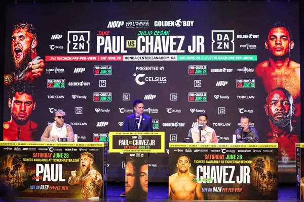 Jake 'El Gallo de Dorado' Paul, Chris Mannix, Julio Cesar Chavez Jr. ve Julio Cesar Chavez 14 Mayıs 2025 tarihinde Hollywood, Los Angeles, Kaliforniya, ABD 'de düzenlenen Jake Paul - Julio Cesar Chavez Jr. Basın Konferansına katıldılar.
