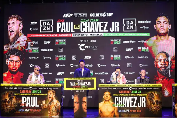 Jake 'El Gallo de Dorado' Paul, Chris Mannix, Julio Cesar Chavez Jr. ve Julio Cesar Chavez 14 Mayıs 2025 tarihinde Hollywood, Los Angeles, Kaliforniya, ABD 'de düzenlenen Jake Paul - Julio Cesar Chavez Jr. Basın Konferansına katıldılar.